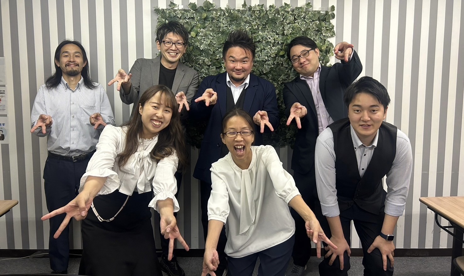 笑顔でポーズをとるスタッフたち